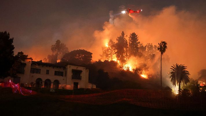 Telediario 2 - Hollywood sufre los incendios en Los Ángeles: casas de artistas destruidas y premios aplazados