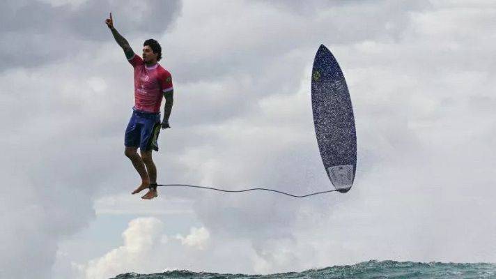 Telediario 2 - El surfista Gabriel Medina levitando sobre las aguas, mejor fotografía deportiva de 2024