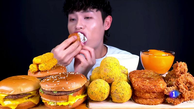 Muk Bang, la moda que impulsa a menjar compulsivament - L'Informatiu | Veure