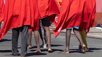 Rescatan a 227 inmigrantes en dos cayucos remolcados al puerto de El Hierro