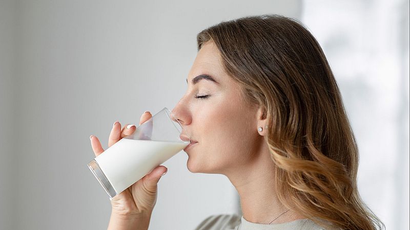 ¿Ayuda el vaso de leche realmente a dormir?