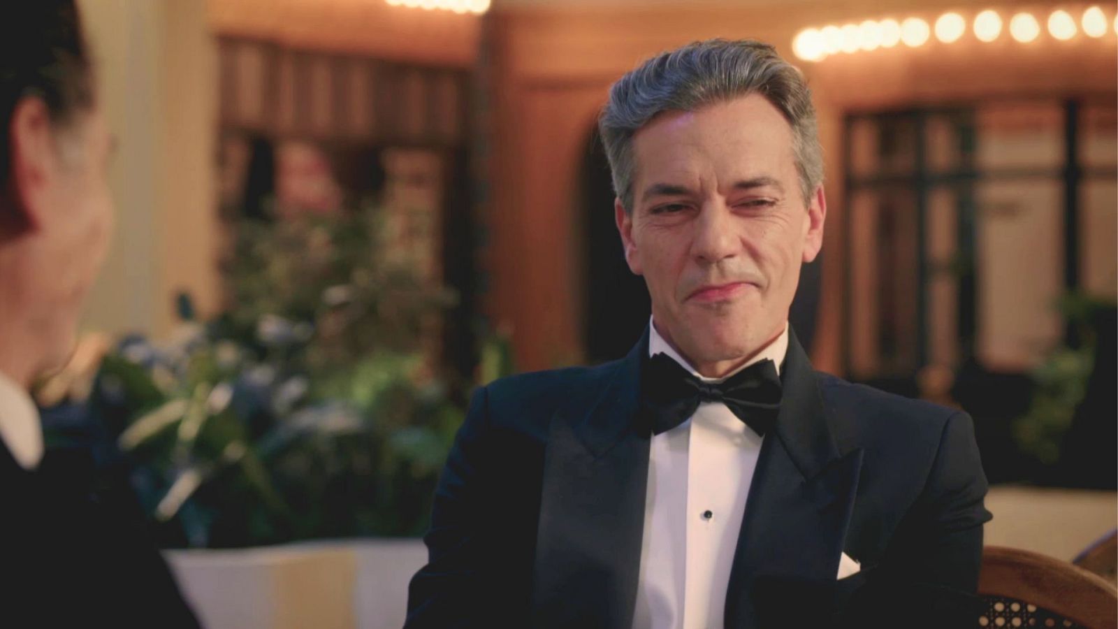 Emiliano se busca una coartada - Salón de té La Moderna | Ver