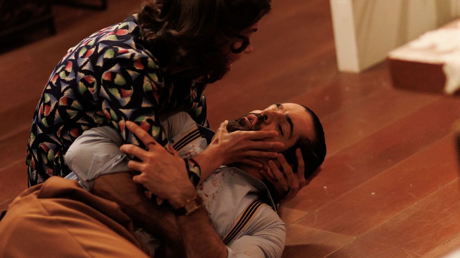 César muere en brazos de su hermana Mercedes - Salón de té La Moderna | Ver