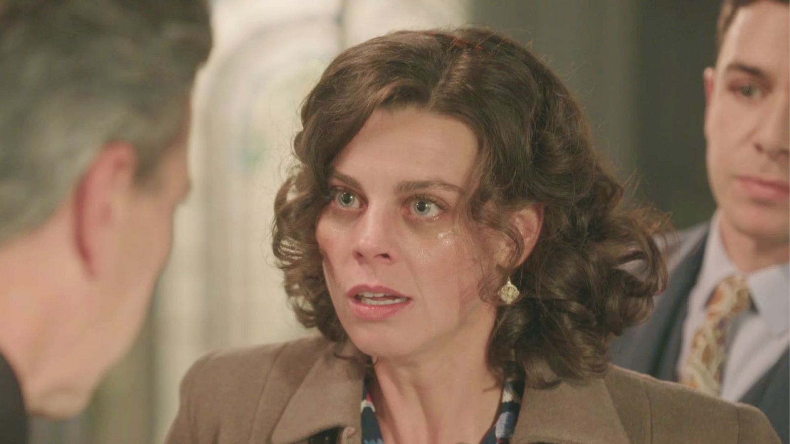 Mercedes anuncia la muerte de César a los Pedraza y les amenaza - Salón de té La Moderna | Ver