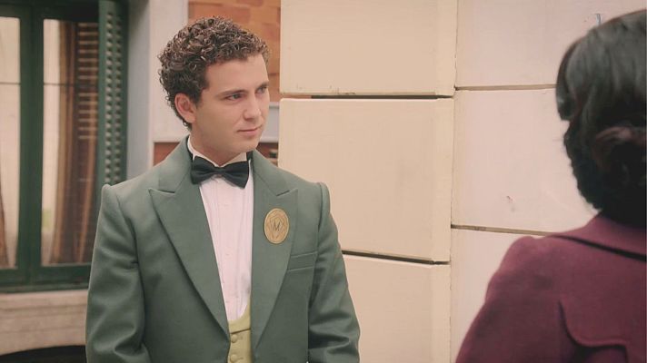 Salón de té La Moderna - Teresa le hace un regalo a Quico