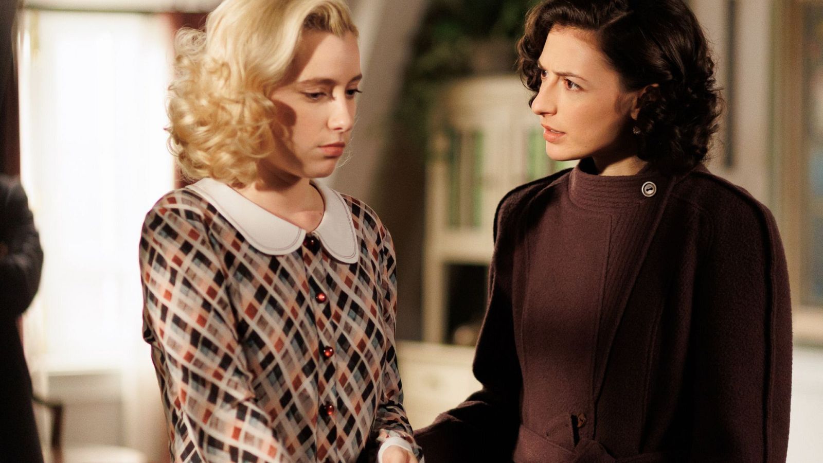 Laurita e Inés reciben la noticia de la muerte de César - Salón de té La Moderna | Ver