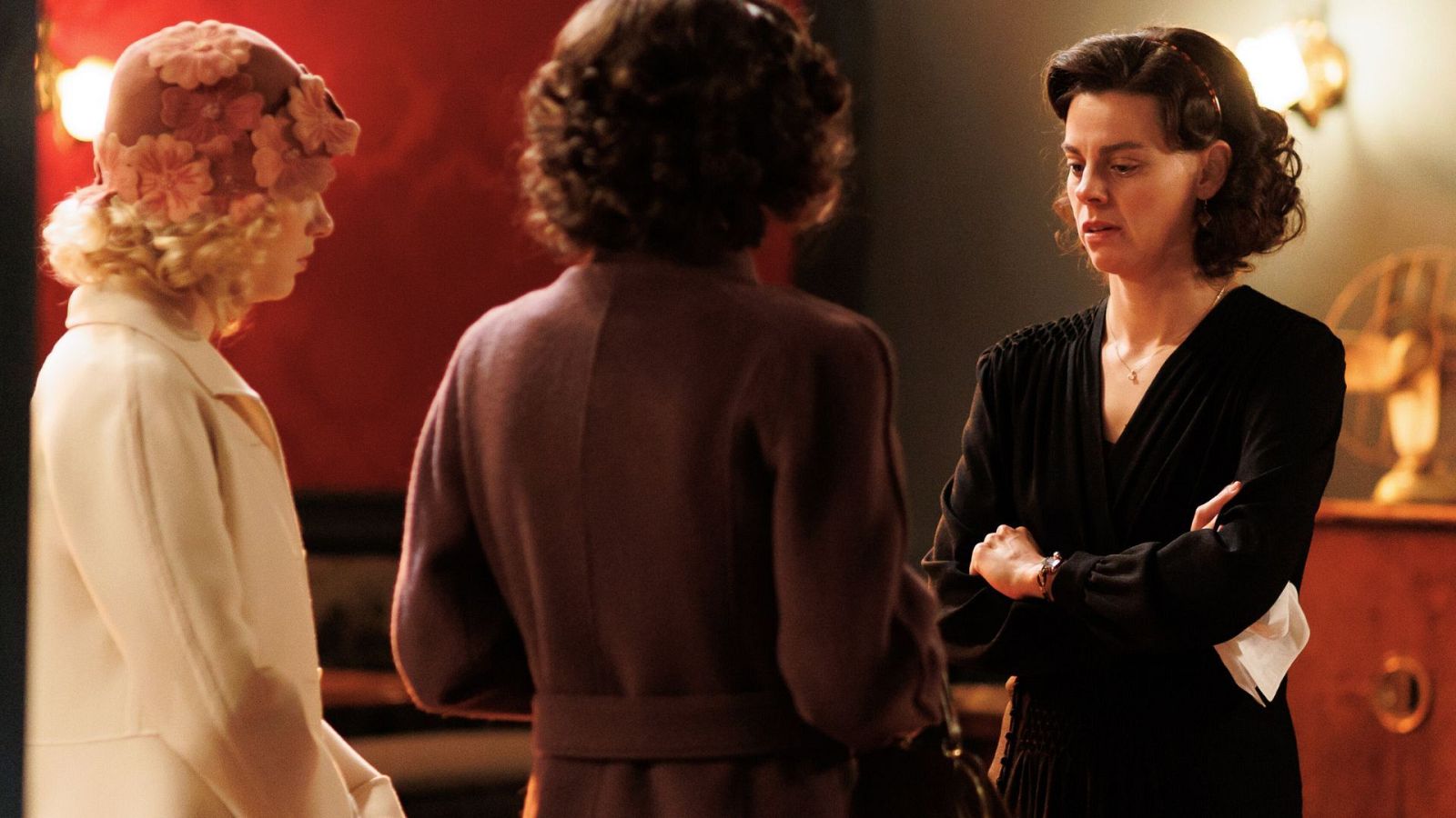 Laurita e Inés le dan el pésame a Mercedes - Salón de té La Moderna | Ver