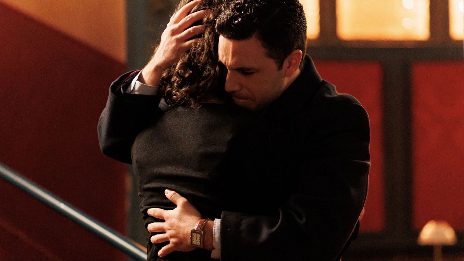 Iván consuela a Mercedes - Salón de té La Moderna | Ver