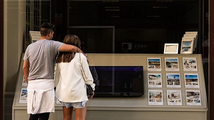 Telediario 2 - El Gobierno estudia medidas para limitar la compra de vivienda a los extranjeros