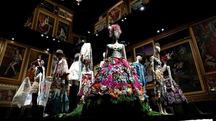 Telediario 2 - La nueva exposición de Dolce & Gabbana recoge 40 años de historia en 200 piezas en París