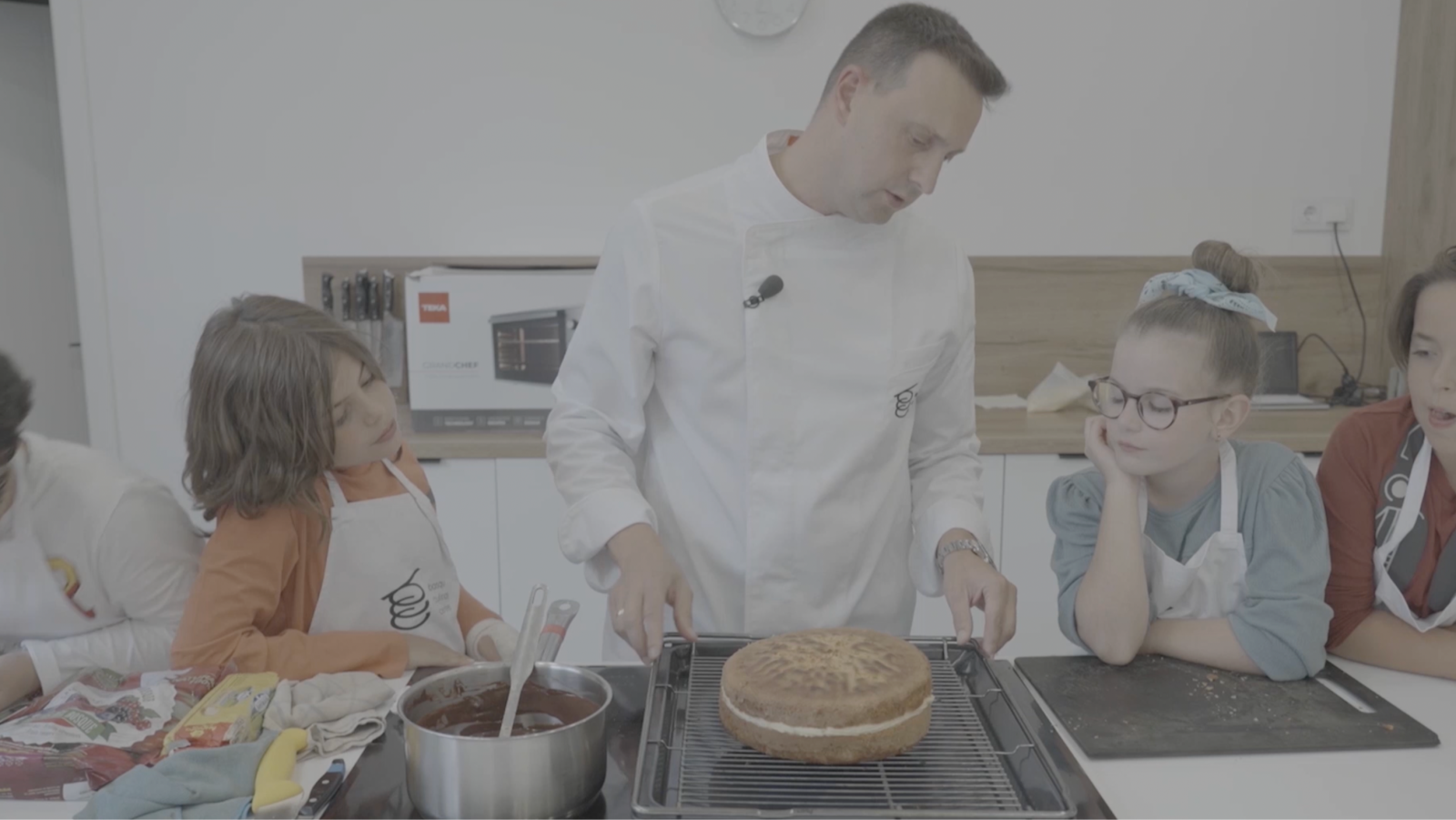 Clase de bizcochos y crema pastelera de MasterChef Junior 11 - MasterChef | Ver