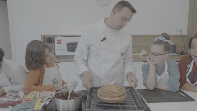 Clase de bizcochos y crema pastelera de MasterChef Junior 11 - MasterChef | Ver
