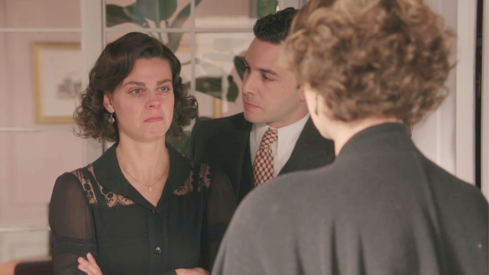 Maruja pide permiso a Mercedes para ir al entierro de César - Salón de té La Moderna | Ver