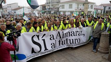 Miles de personas se manifiestan en contra del cierre de la central nuclear de Almaraz