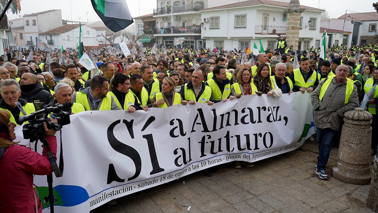Miles de personas piden la continuidad de la central de Almaraz | Ver