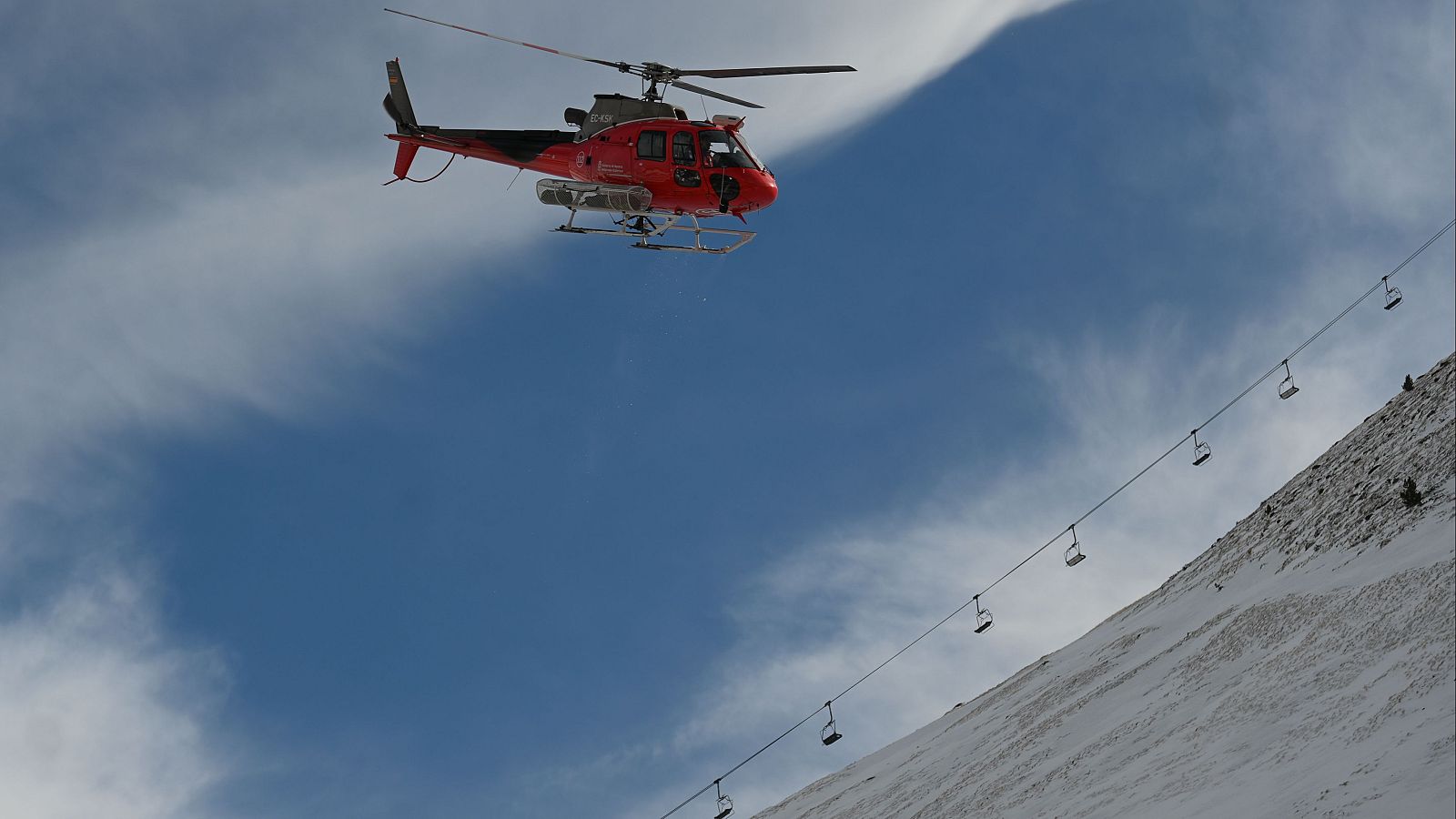 Varios heridos al descolgarse un telesilla en la estación de esquí de Astún | Ver