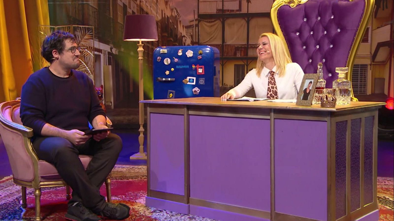 Tomás Fuentes lee el futuro en un libro en 'Al cielo con ella' - Al cielo con ella | Ver