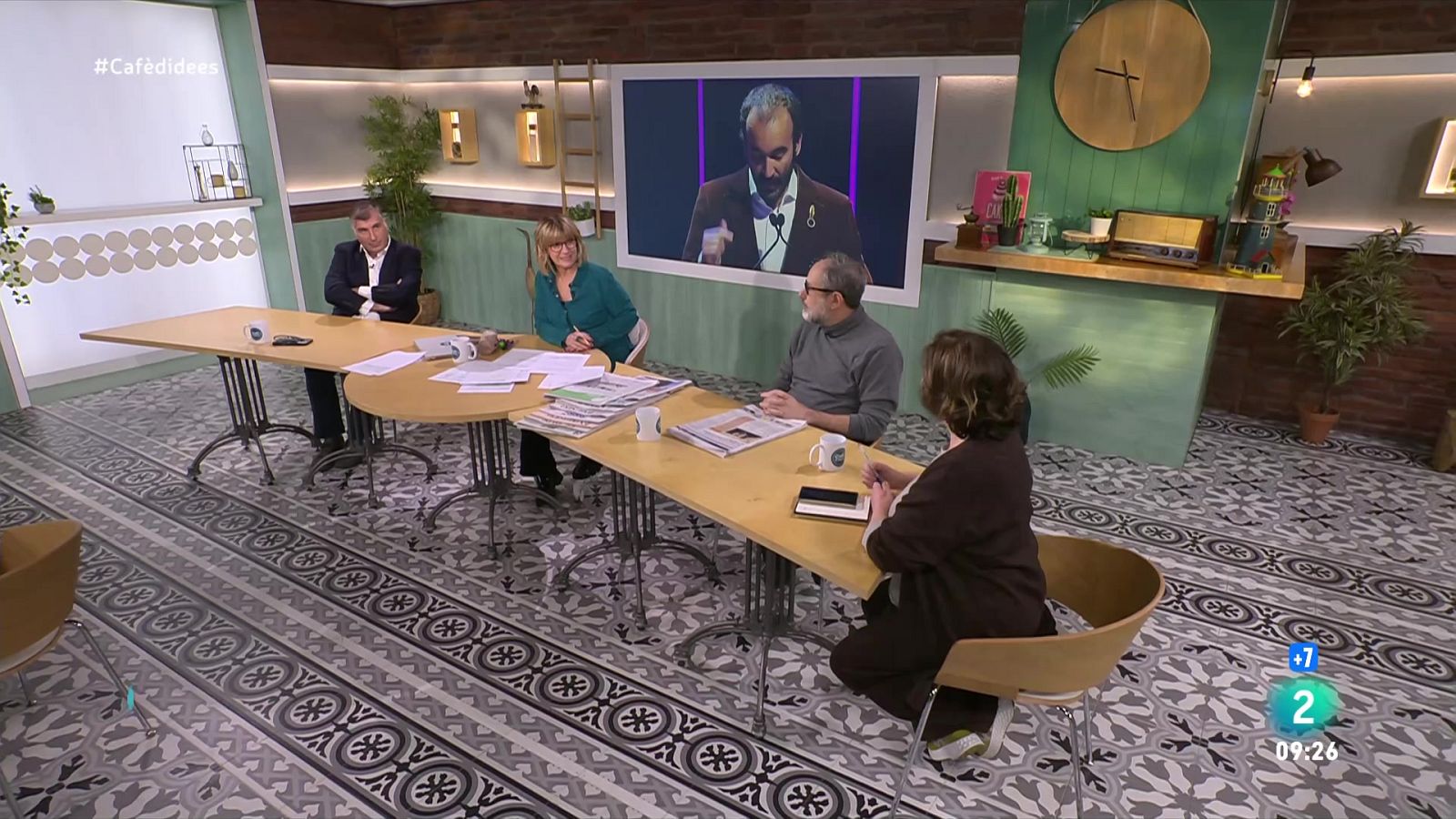 Conversem amb Antoni Bassas i Vicenç Sanclemente. La psicòloga Anna Sintes presenta el llibre 'Sota la superfície'. I parlem Conxita Casanovas