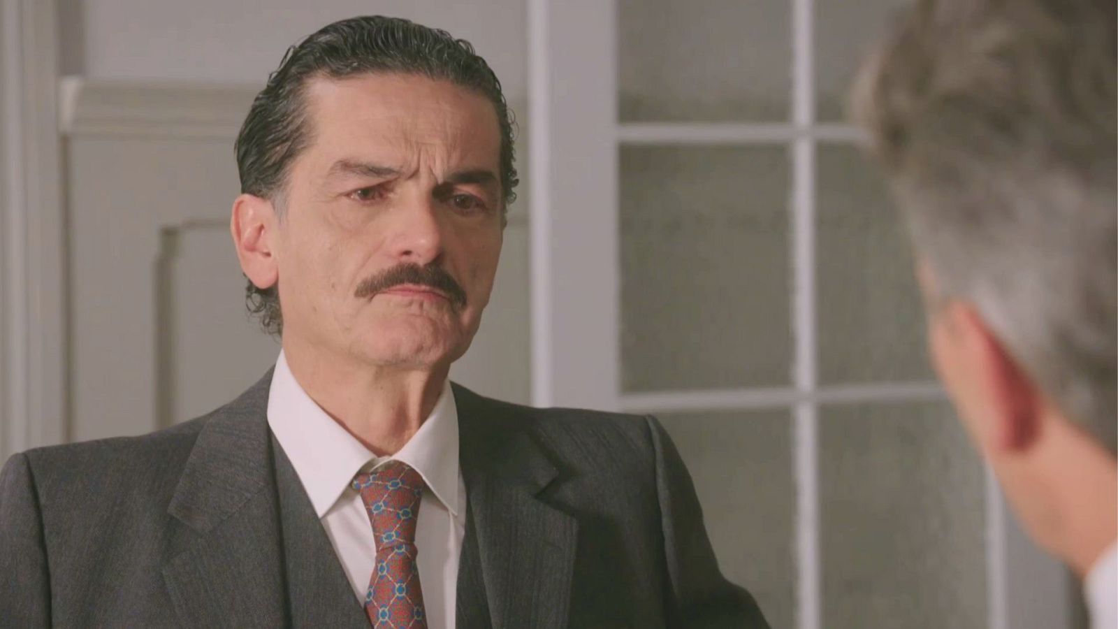 Fermín le cuenta a Emiliano que han encontrado una pista - Salón de té La Moderna | Ver