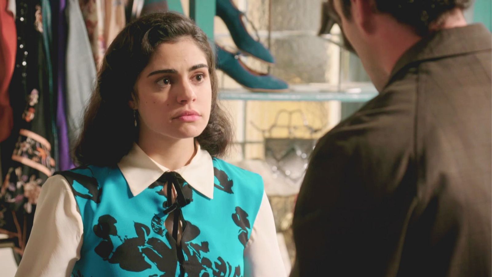 Emiliano echa a Paula de su tienda - Salón de té La Moderna | Ver