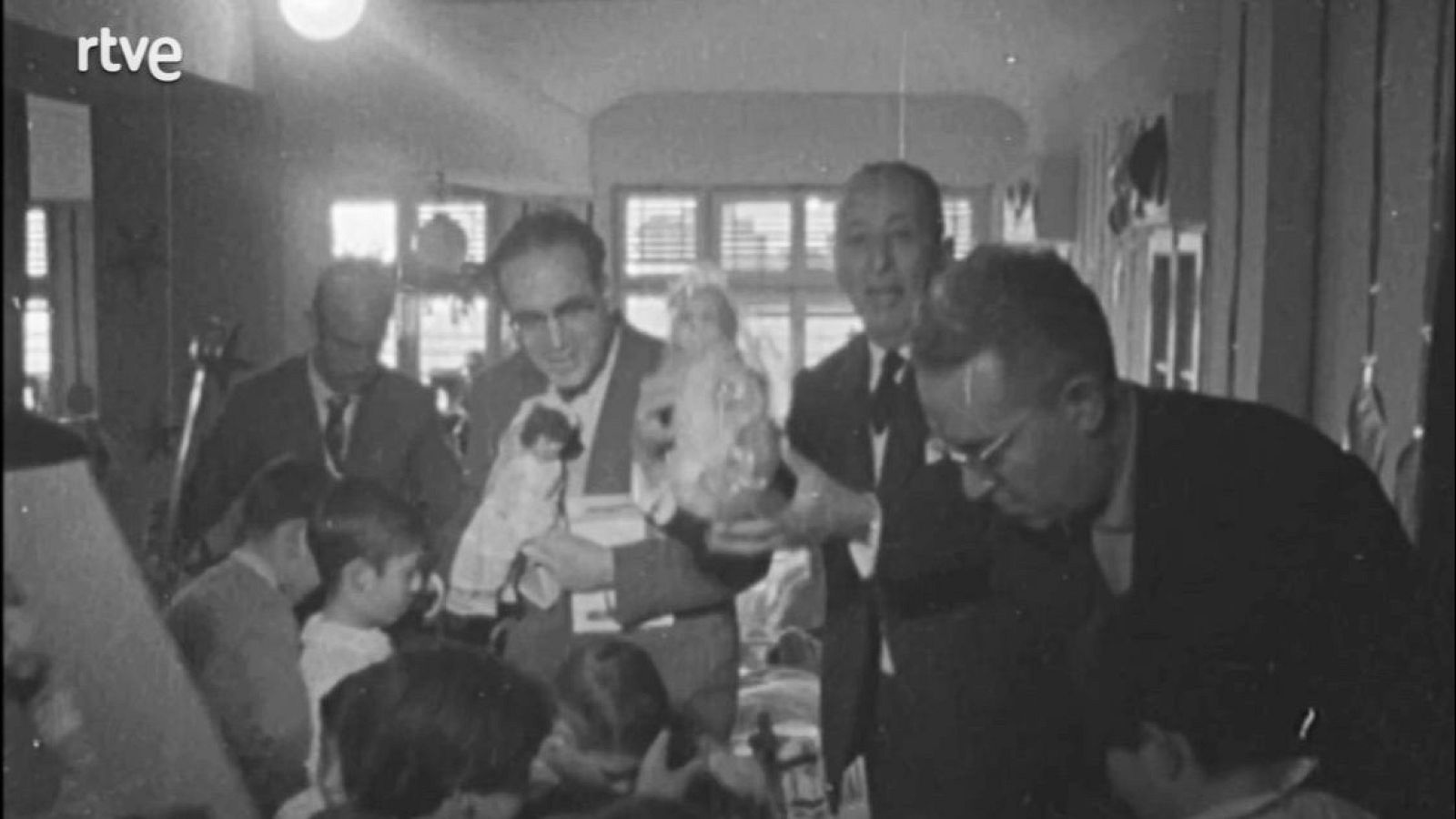 En Barcelona, entrega juguetes a niños hospitalizados - archivo - Archivo TVE | Ver