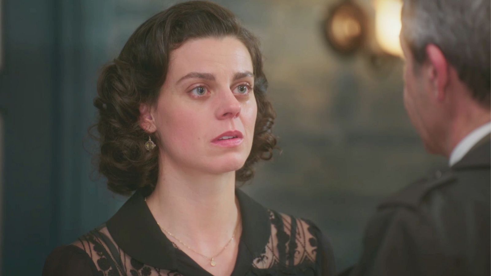 Mercedes advierte de su error al capitán Dávila - Salón de té La Moderna | Ver