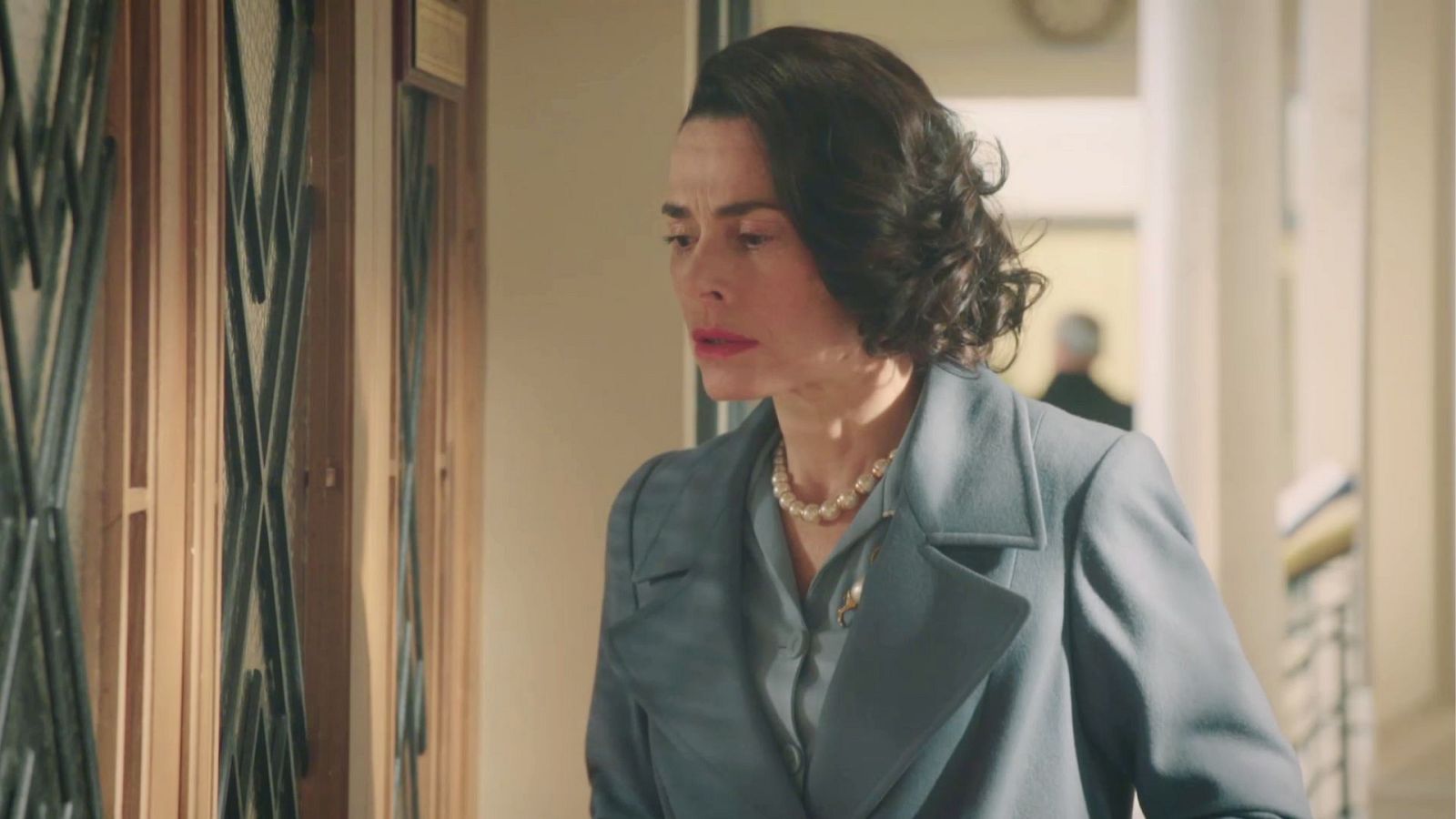 Lázara huye al escuchar que la policía está buscándola - Salón de té La Moderna | Ver