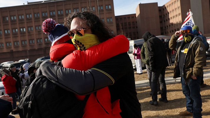 Telediario 2 - Empiezan a salir en libertad los asaltantes del Capitolio indultados por Trump