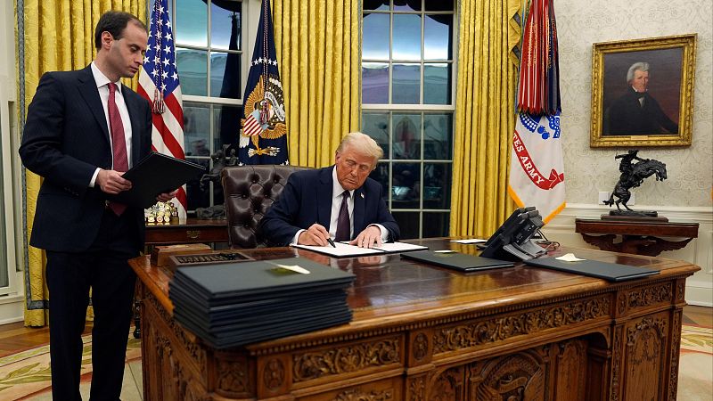 Trump ordena que EE.UU. abandone la OMS a su llegada a la Casa Blanca | Ver