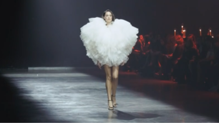 Telediario 1 - El diseñador Jorge Redondo homenajea a la actriz Marisa Berenson con su nueva colección