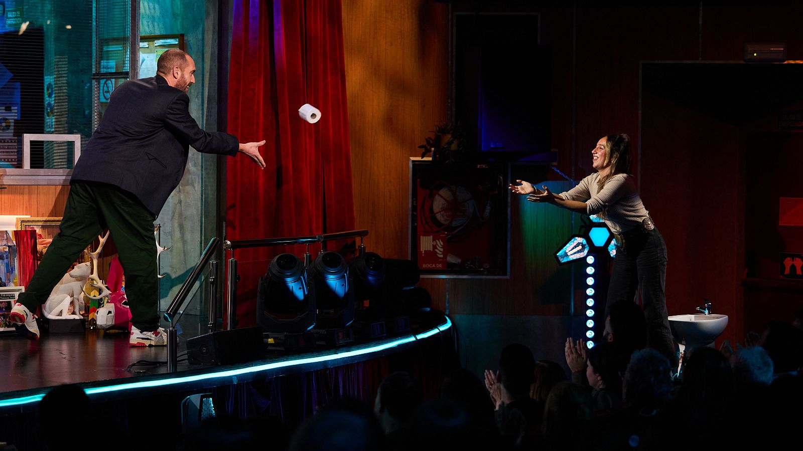 La Revuelta | La tradición de regalos con rima de Ponce 23/1/25 - La Revuelta | Ver