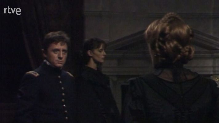 A Electra le sienta bien el luto - Los acosados