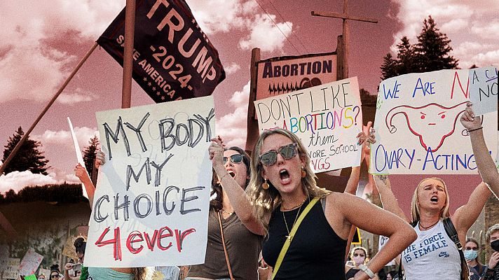 Protesta por el derecho al aborto con pancartas mostrando mensajes como \"Mi cuerpo, mi decisión\" y críticas sociales. Se ve una bandera \"Trump 2024\".