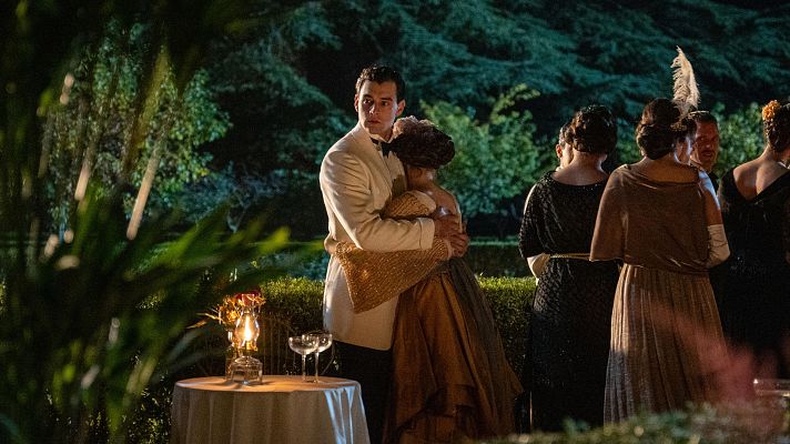 La promesa - La Promesa: Curro ve a Martina en la fiesta de los condes de Ballester