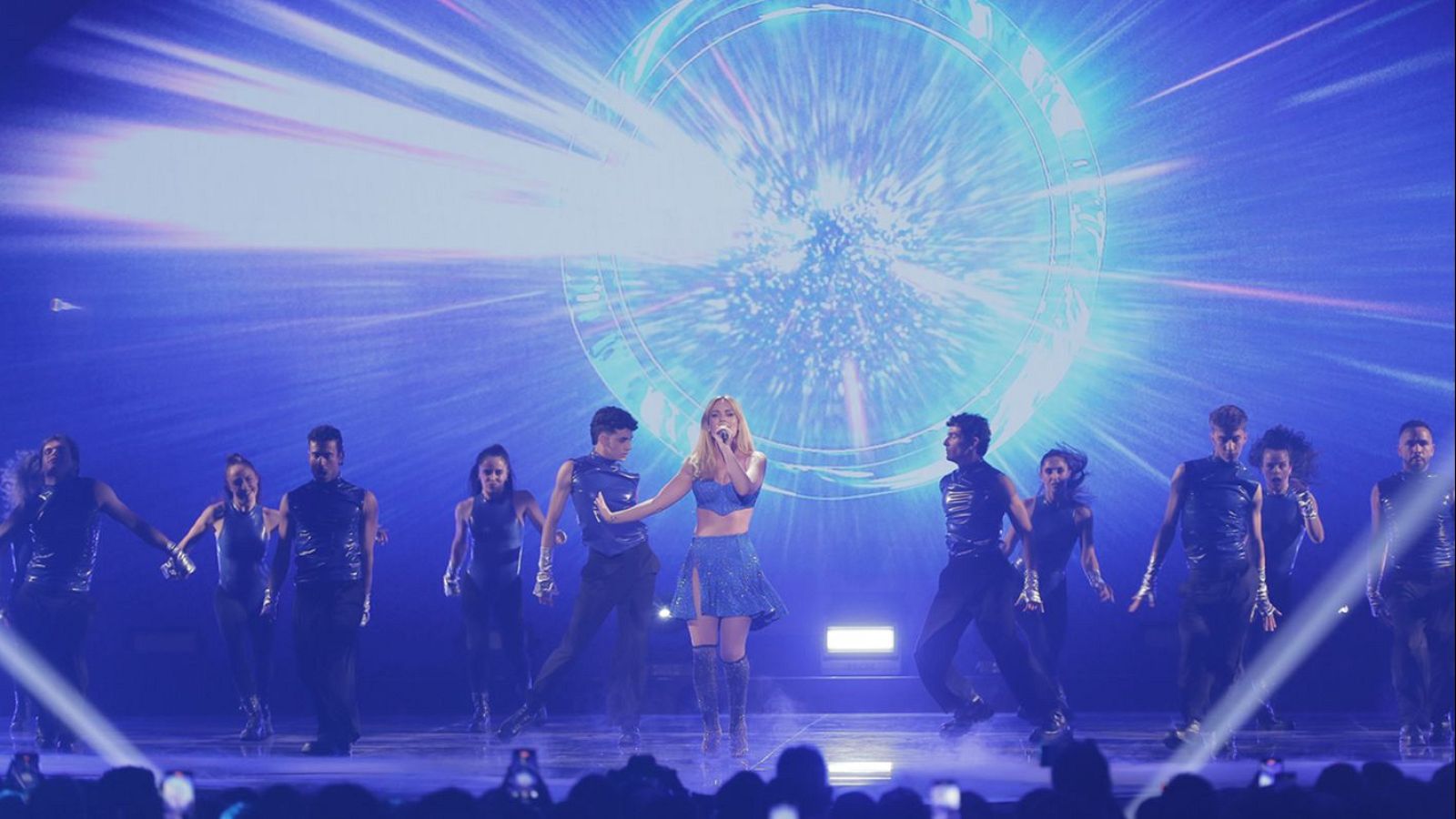 Benidorm Fest 2025 - Edurne canta "Mírame" en la primera semifinal | Ver