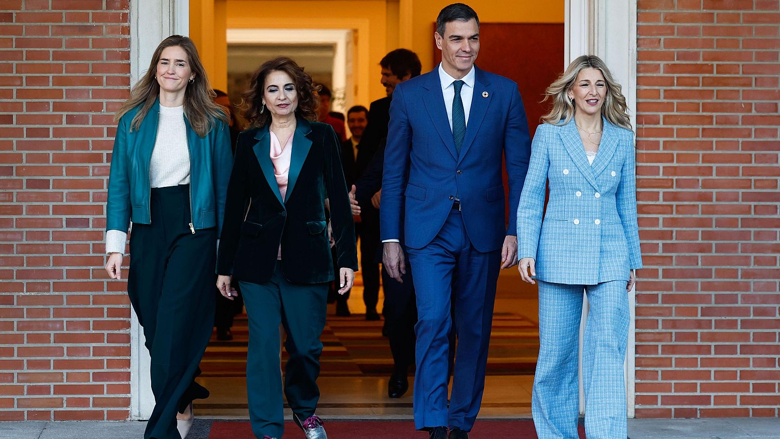 Sánchez no aprobará por ahora el decreto ómnibus pese a las presiones - Telediario 1 | Ver