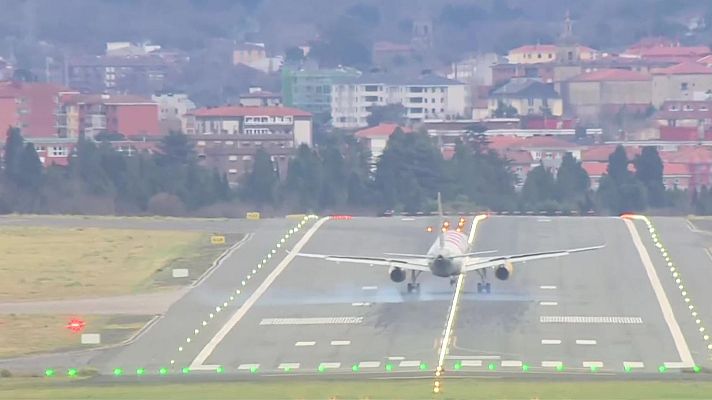 Informativo 24h - La borrasca Herminia complica los aterrizajes en Bilbao y deja vuelos cancelados o desviados