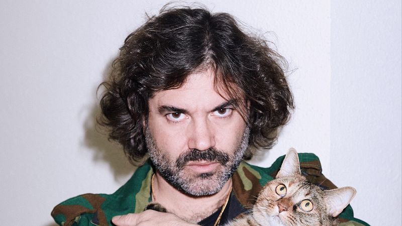 Joe Crepúsculo estrena nueva disco con un tono más oscuro | Ver