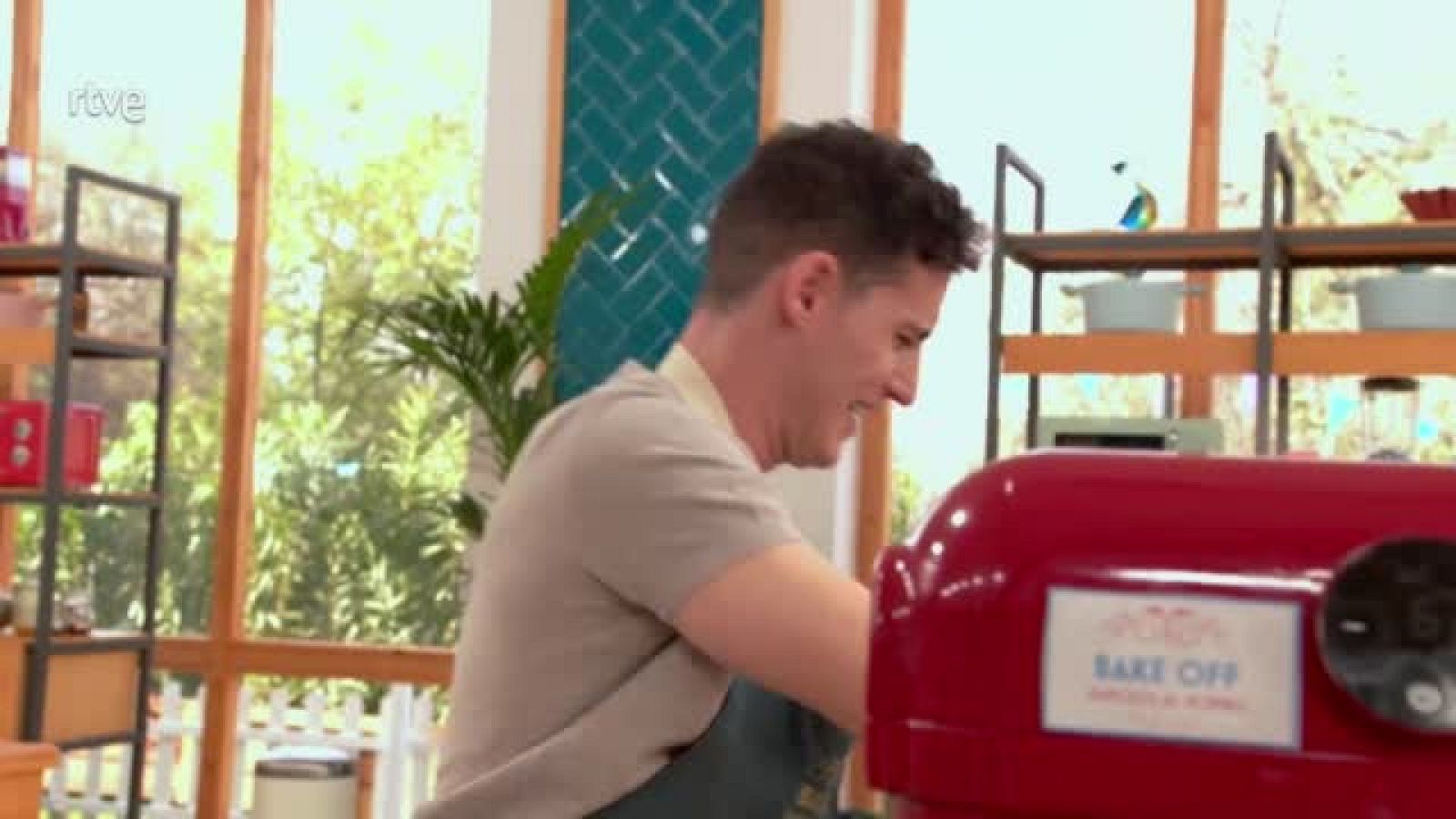 'Bake Off' cambia su cocina por un karaoke improvisado (Parte 2) - Bake off: famosos al horno | Ver