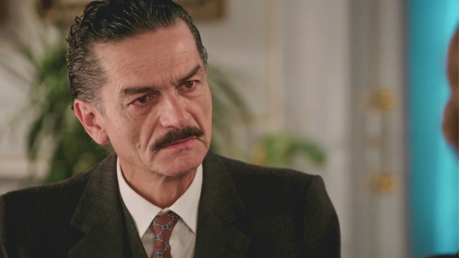 Maruja le cuenta a Fermín la verdad sobre Lázara - Salón de té La Moderna | Ver