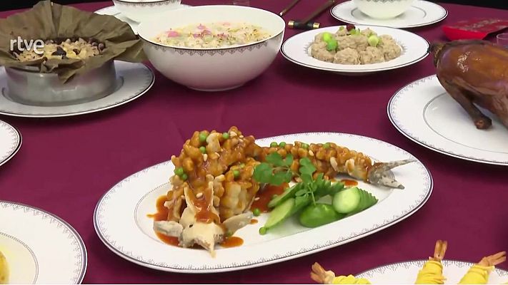 Informativo 24h - China recibe el año de la Serpiente de madera con la mejor comida tradicional