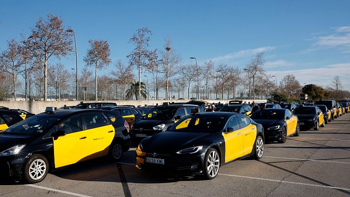 Telediario 1 - Miles de taxistas protestan en Madrid y Barcelona contra la subida de precios de los seguros