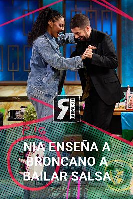 La Revuelta - NIA enseña a Broncano a bailar salsa