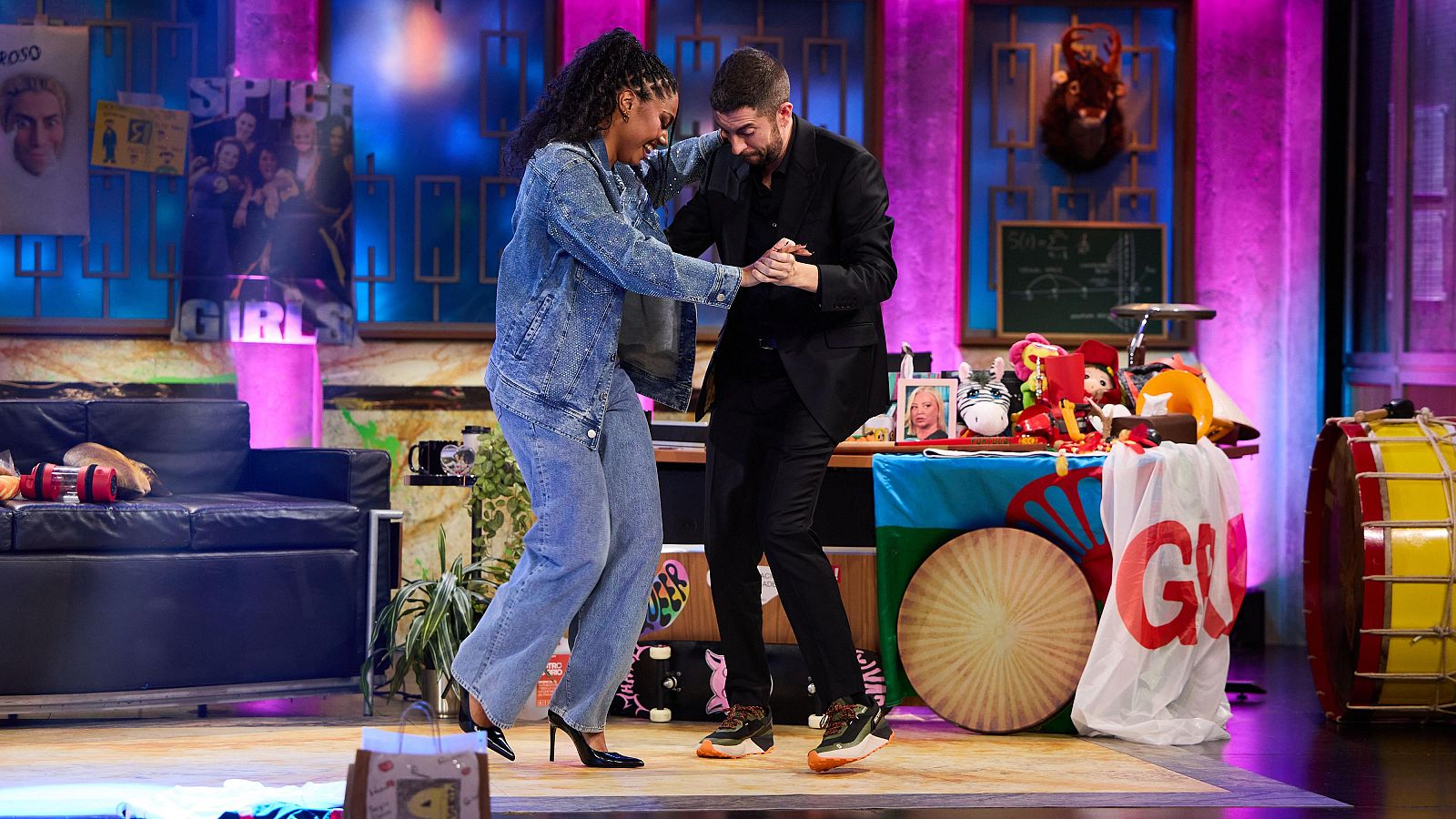 La Revuelta | NIA enseña a Broncano a bailar salsa 29/1/25 - La Revuelta | Ver