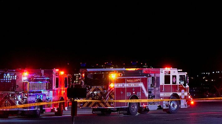 Telediario Matinal - Un avión con 64 personas choca contra un helicóptero en EE.UU.