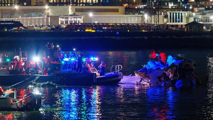 Telediario Matinal - Un avión con 64 personas a bordo y un helicóptero chocan en Washington