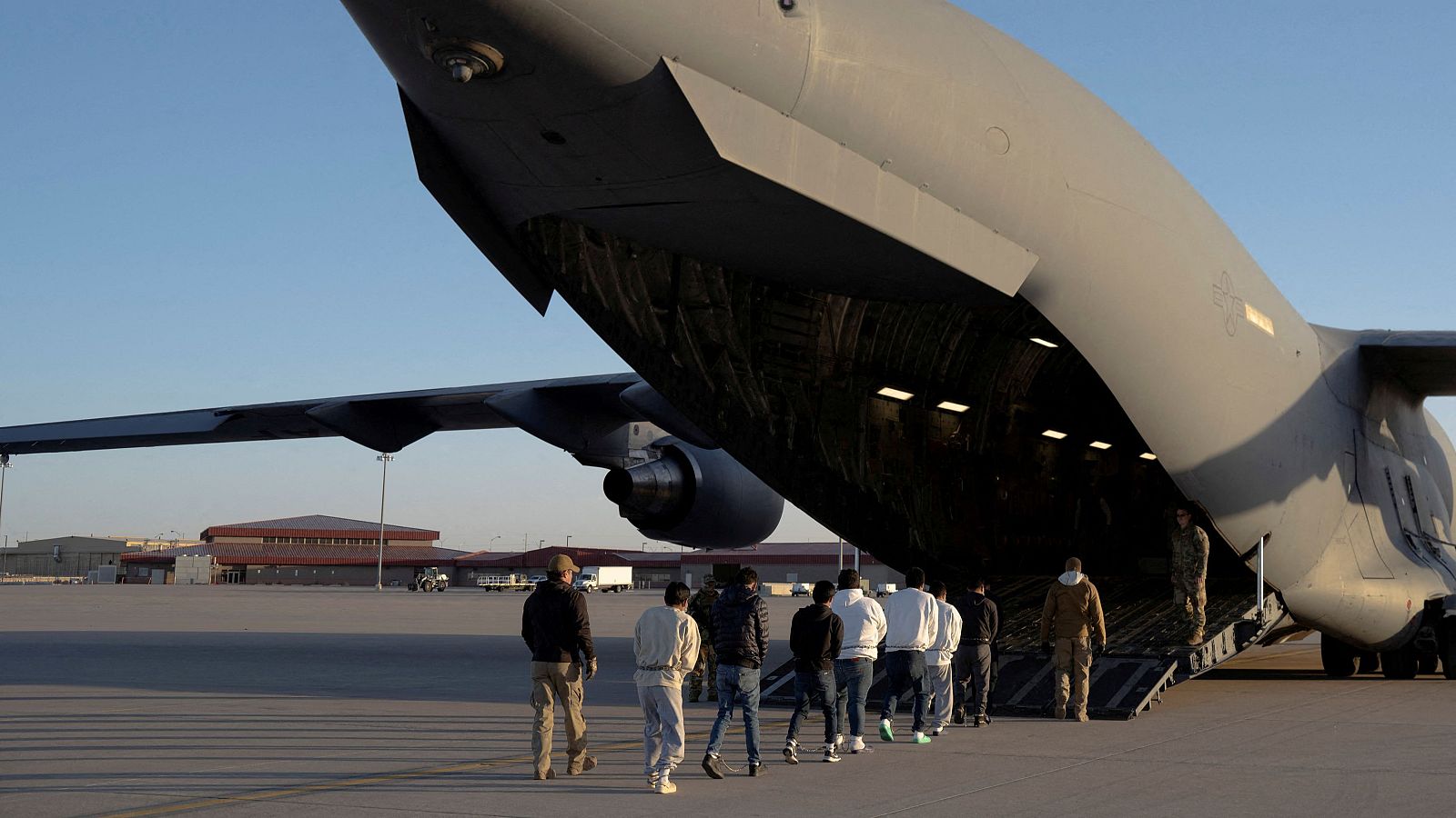 La nueva era Trump: los migrantes detenidos serán expulsados sin un juicio - Telediario 1 | Ver