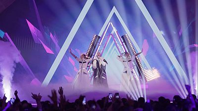 Mawot canta "Raggio Di Sole" en la final