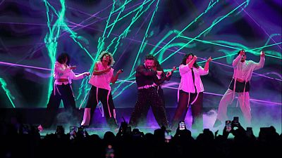 J Kbello canta "V.I.P." en la final