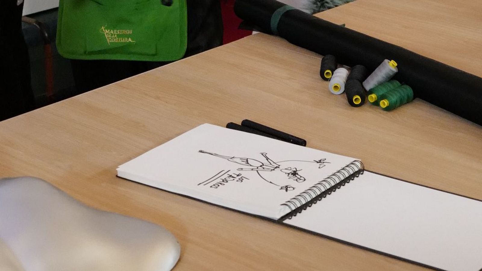 María Esteve se convierte en Tippi Hedren en Los Pájaros - Maestros de la costura Celebrity | Ver